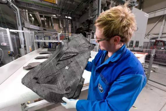 这些碳纤维织物被运往兰茨胡特和莱比锡的宝马工厂,用于汽车零部件的